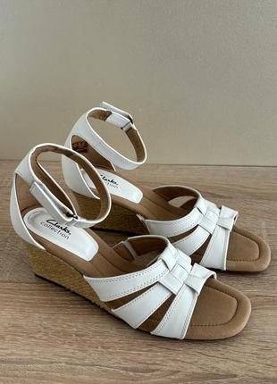 Босоніжки clarks