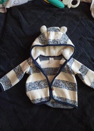 2 бодика, 1 комбинезон, 4 шапочки,4 кофта, 1 брюки, 2 слюнявчика