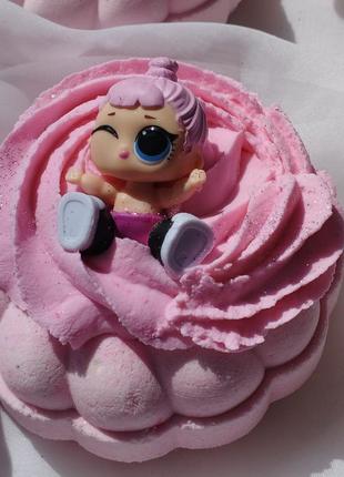 Бомбочка для ванны с игрушкой для девочки