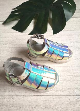 Голографические босоножки