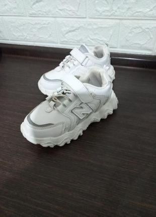 Кроссовки белого цвета