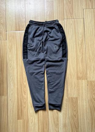 Оригінальні спортивні штани adidas на лампасах на манжетах