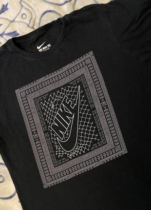 Футболка с принтом nike