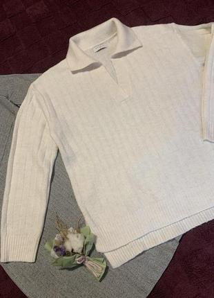 Мʼякенький светр з коміром поло