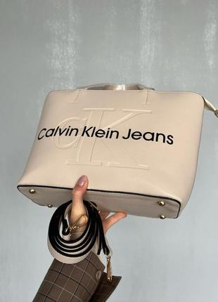 Женская сумка - шоппер calvin klein jeans sculpted monogram бежевая2 фото