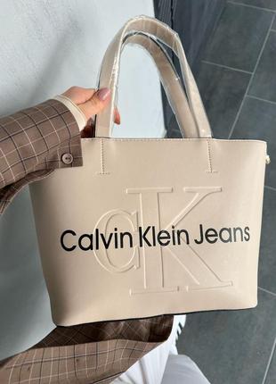 Женская сумка - шоппер calvin klein jeans sculpted monogram бежевая5 фото
