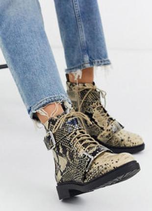 Производные ботинки с двумя пряжками и змеиным принтом miss selfridge-кремовый размер 38