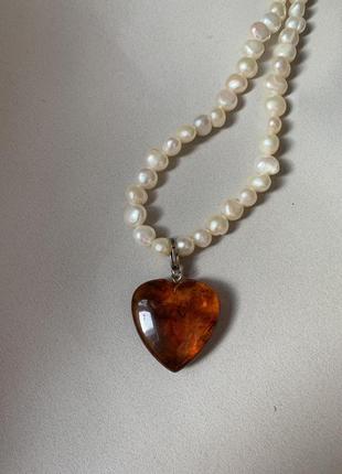 Ожерелье из годовых жемчужин с янтарным кулоном3 фото