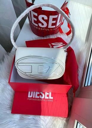 Маленькая сумка белого цвета