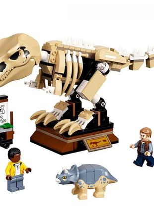Скелет динозавра на виставці jurassic world, lego