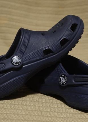 Симпатичні міцні шльопанці — сабо темно-синього кольору crocs-ша m2w4 (20 см)