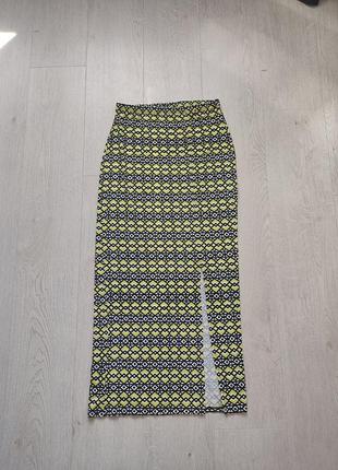 Спідниця в орнамент із розрізом на нозі