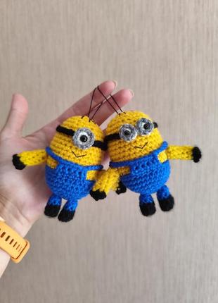 В'язаний брелок міньйон, іграшка сувенір