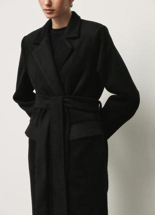 Черное пальто с поясом
