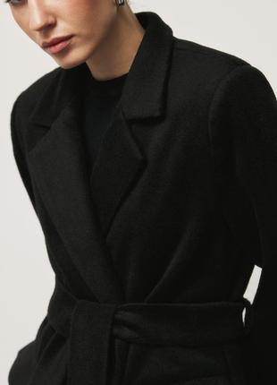 Черное пальто с поясом