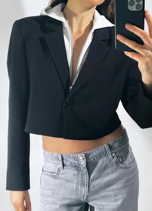 Zara укороченный пиджак в комбинации с капюшоном