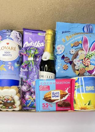 Великодній подарунковий бокс з шампанським, чашкою, чаєм та солодощями на великдень