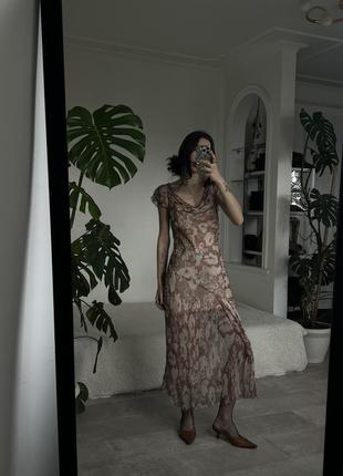 Бежевое длинное шелковое платье10 фото