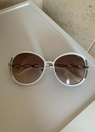 Стильні окуляри з білою оправою