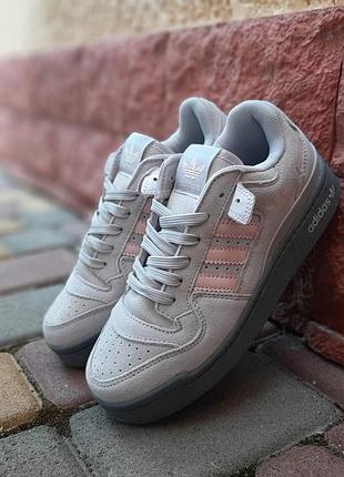 Кросівки жіночі