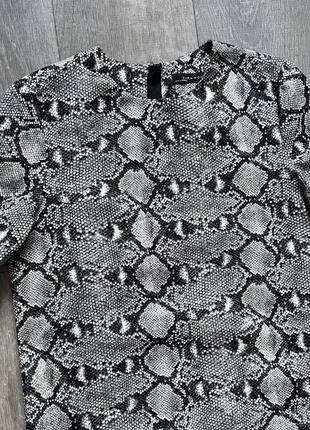 Женское короткое платье на замочке, змеиный принт zara в идеальном состоянии из хлопка4 фото