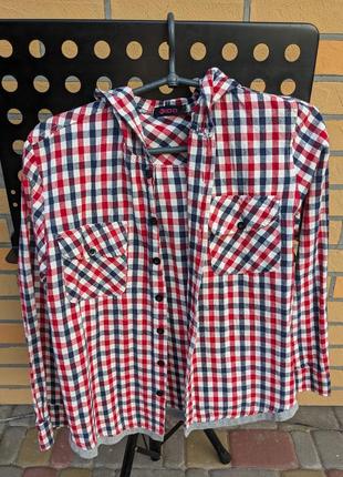 Рубашка с капюшоном мальчишки.