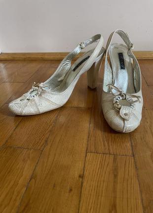 Жіночі туфлі