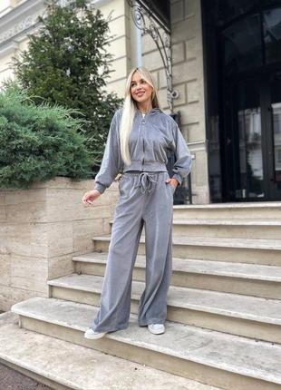 Жіночий велюровий костюм