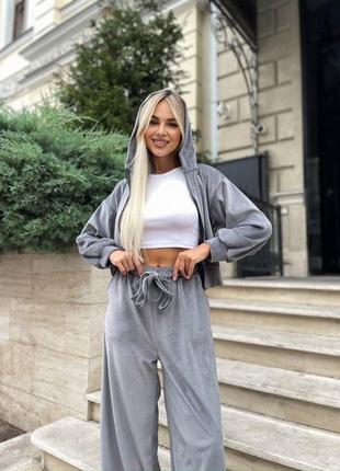 Жіночий велюровий костюм