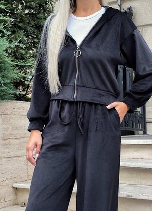 Жіночий велюровий костюм