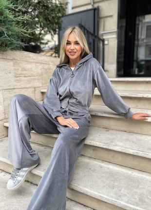 Жіночий велюровий костюм