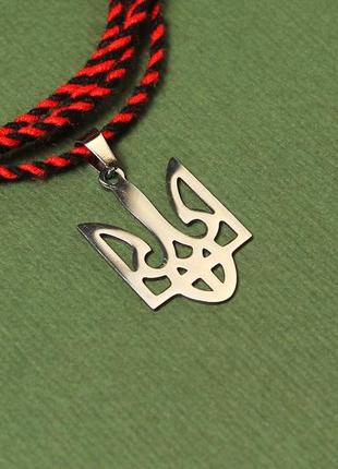 Кулон-підвіска сріблястий тризуб на плетеному шнурку ручної роботи.
