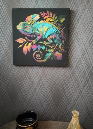 Хамелеон картина готовая работа 40х40см на черном холсте
