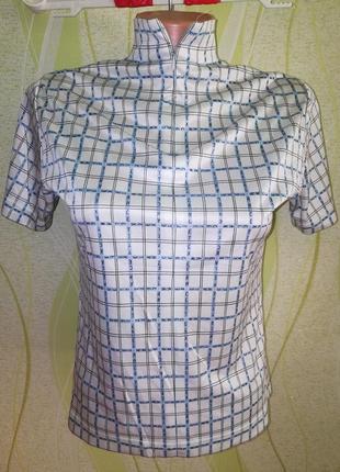 Красивая футболка, хорошее состояние на молнии,