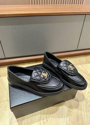 Женские кожаные лоферы в стиле chanel