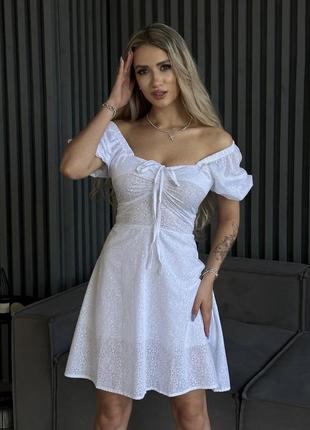 Женское белое короткое платье с вышивкой