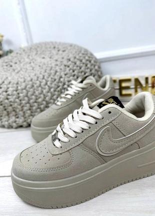 ▪️женские массивные кроссовки сникерсы в стиле nike air forse 1 бежевые высокая танкетка платформа осень весна