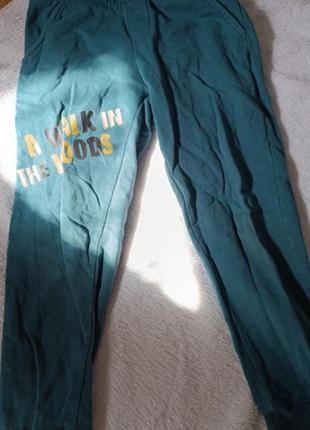 Джинсы и спортивные