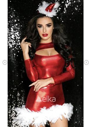 Эффектное красное платье с перьями шапочка входит