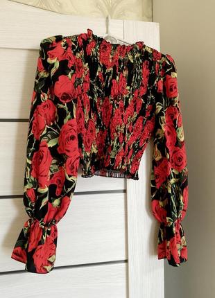 Блуза  укорочена топ на  резинці з довгим рукавом принт квіти троянди листя.