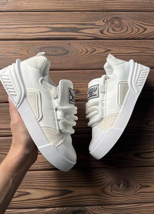 Жіночі кросівки. молочні