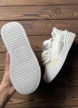 Жіночі кросівки. молочні