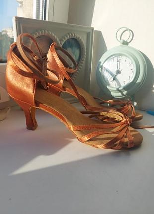 Босоніжки для танців латина