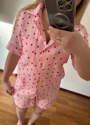 Муслінова піжама з принтом сердечки з сорочкою на гудзиках з коротким рукавом з шортами4 фото