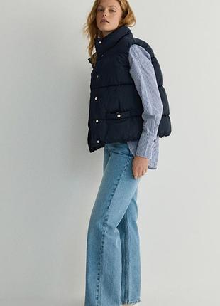 Стеганый жилет в темно-синем цвете с красивыми кнопками и карманами