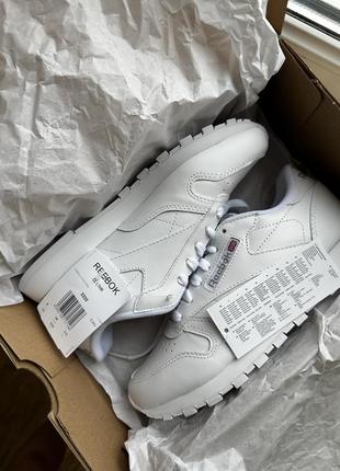 Женские кроссовки reebok GZ7396 в белом и черном цвете