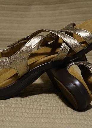 Мягкие открытые золотистые кожаные босоножки clarks contour cushion англия 38 р.
