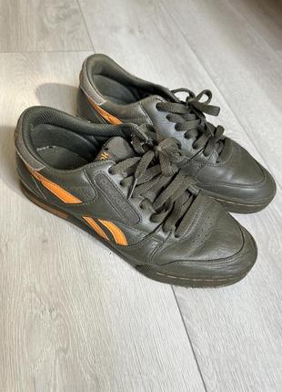 Кожаные кроссовки от бренда reebok. оригинал, размер 39
