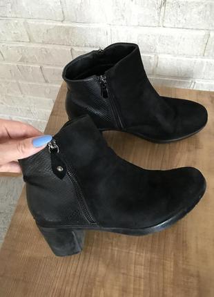 Женские ботинки на невысоком каблуке