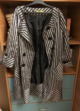 Легкий плащ в полоску